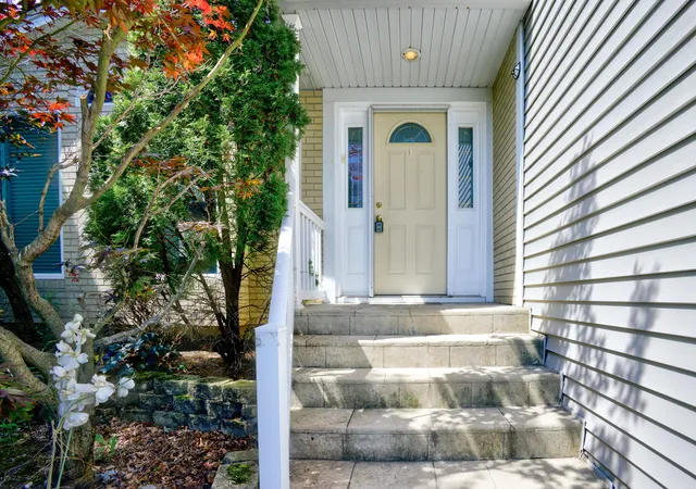 3rd image of 649 Hiawatha Dr, Carol Stream, IL 60188 | MLS# 12665414