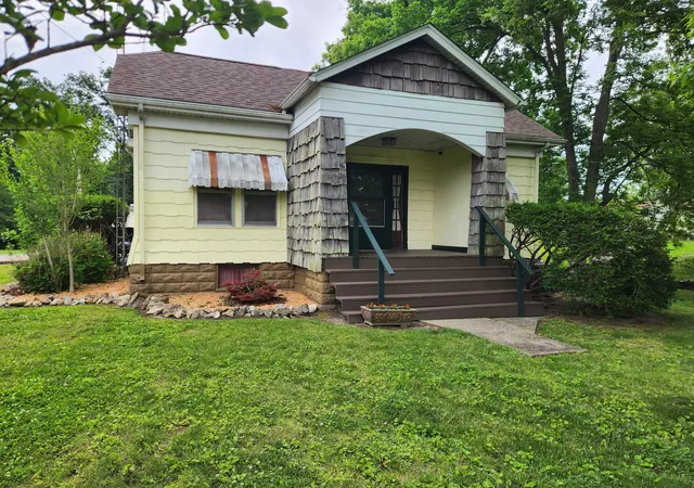 Homes for sale in Pinckneyville, IL | 312 N Beaucoup St, Pinckneyville, IL 62274 | MLS# 12665512