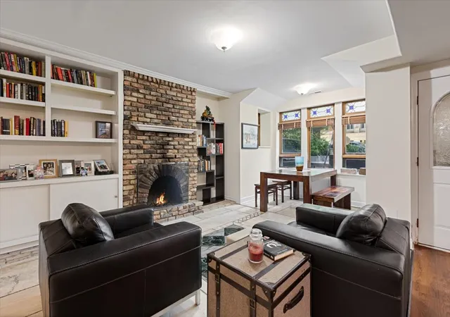 3rd image of 824 W Oakdale Ave, Chicago, IL 60657