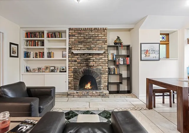 4th image of 824 W Oakdale Ave, Chicago, IL 60657