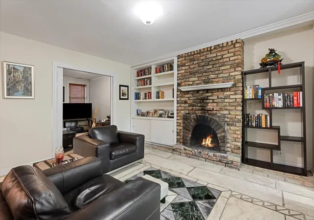 5th image of 824 W Oakdale Ave, Chicago, IL 60657