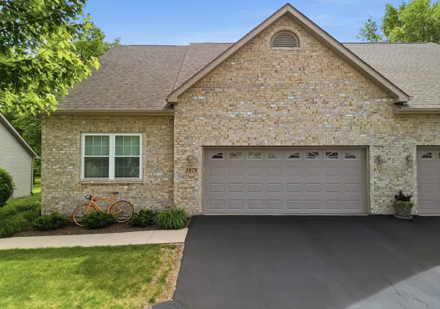 Homes for sale in Dixon, IL | 1676 Overlook Dr, Dixon, IL 61021 | MLS# 12665555