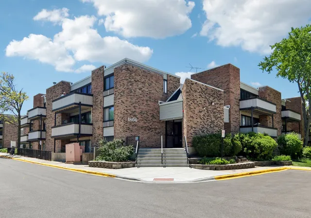 Homes for sale in Schaumburg, IL | 1806 Hemlock Pl #303, Schaumburg, IL 60173 | MLS# 12665590