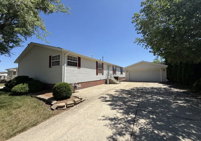 Homes for sale in Manteno, IL | 923 Apple Ln, Manteno, IL 60950 | MLS# 12665711
