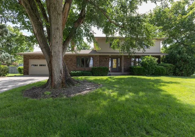 Homes for sale in Geneseo, IL | 740 Hickory Dr, Geneseo, IL 61254 | MLS# 12665763