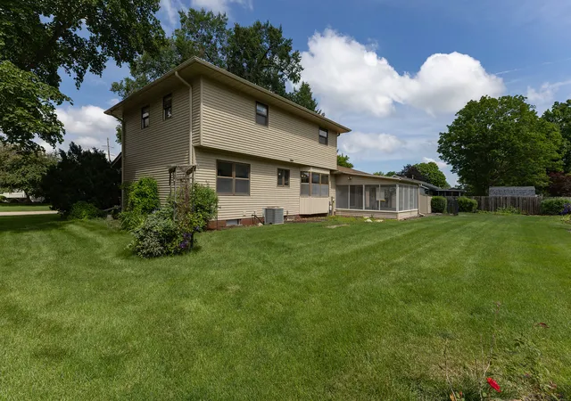 Homes for sale in Geneseo, IL | 740 Hickory Dr, Geneseo, IL 61254 | MLS# 12665763