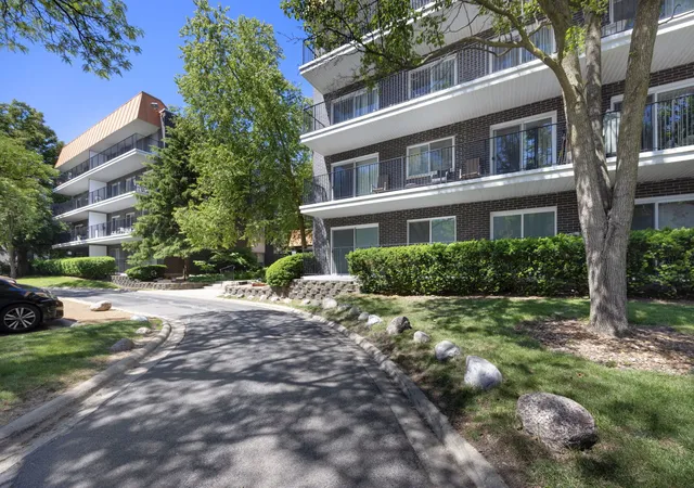 2nd image of 9530 Lamon Ave #401, Skokie, IL 60077 | MLS# 12665822