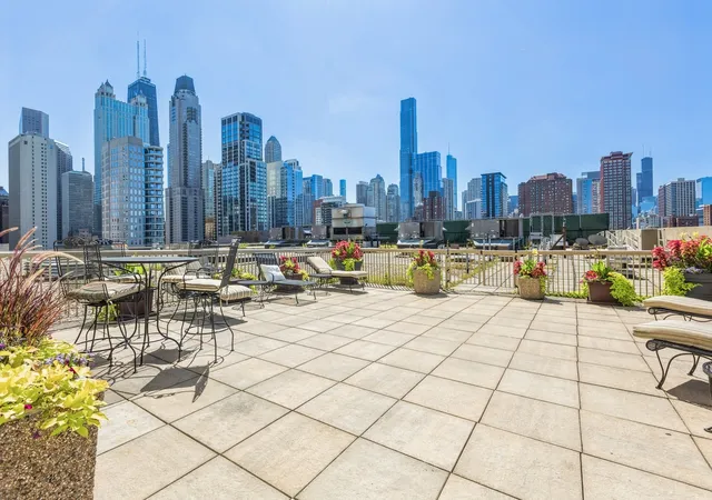 2nd image of 111 W Maple St, Chicago, IL 60610