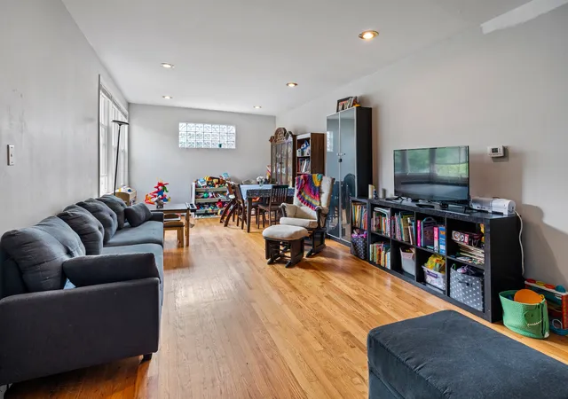 Homes for sale in Chicago, IL | 1536 W Pratt Blvd, Chicago, IL 60626