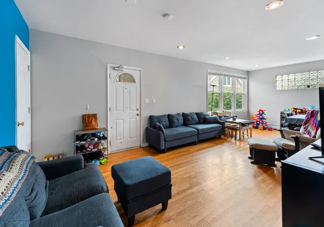 Homes for sale in Chicago, IL | 1536 W Pratt Blvd, Chicago, IL 60626