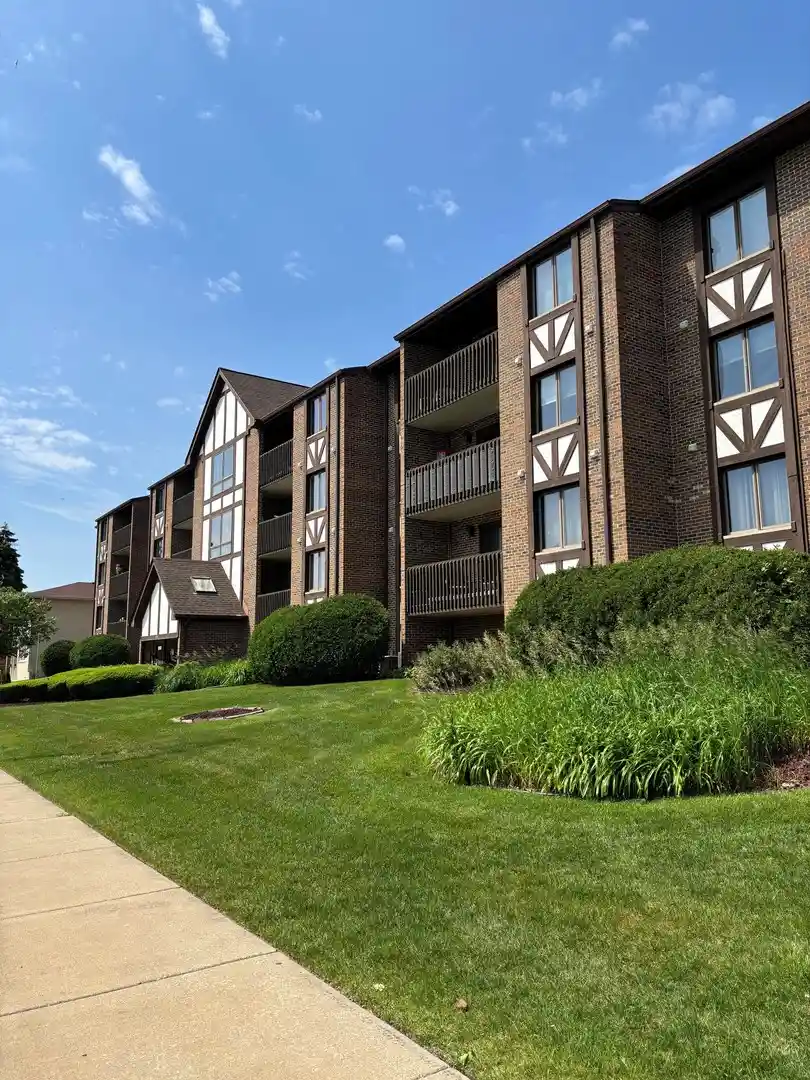 Listing Photo 1 - Condo for sale in 10320 Central Ave located at 10320 Central Ave, Oak Lawn, IL 60453 - Unit #304