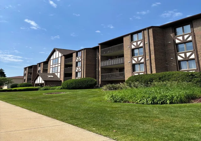 Listing Photo 1 - Condo for sale in building located at 10320 Central Ave, Oak Lawn, IL 60453 - Unit #304