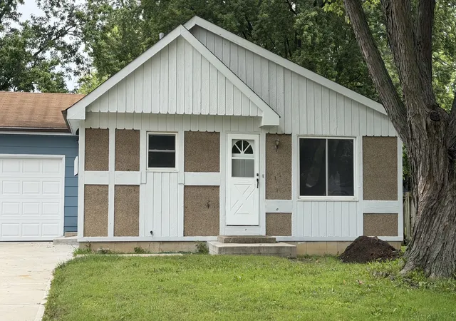 Photo 1 of Single family home for sale at 1900 Longmeadow Dr, Lindenhurst, IL 60046 | MLS# 12666056 | Listing updated on 2026-09-17
