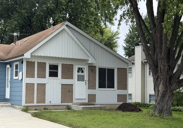 Photo 3 of Single family home for sale at 1900 Longmeadow Dr, Lindenhurst, IL 60046 | MLS# 12666056 | Listing updated on 2026-09-17