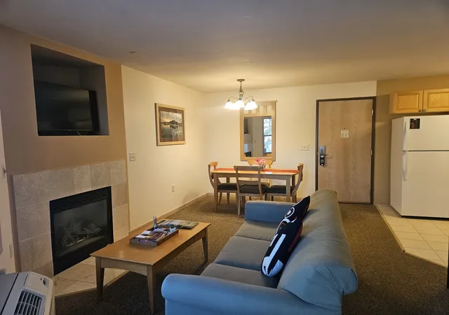 3rd image of 123 Ctr St, Lake Geneva, WI 53147