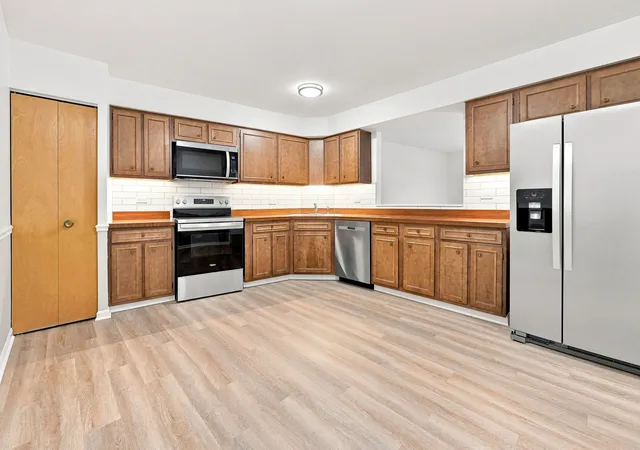 Photo 3 of Condo for sale at 1025 S Fernandez Ave #1S, Arlington Heights, IL 60005 | MLS# 12666152 | Listing updated on 2026-09-20