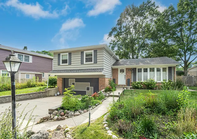 2nd image of 1806 N Park Dr, Mount Prospect, IL 60056 | MLS# 12666344