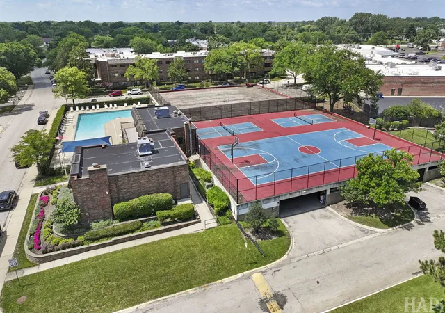 2nd image of 925 Springhill Dr, Northbrook, IL 60062