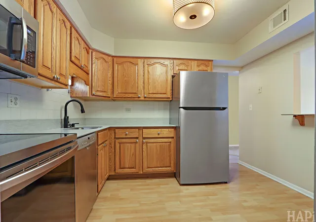 4th image of 925 Springhill Dr, Northbrook, IL 60062