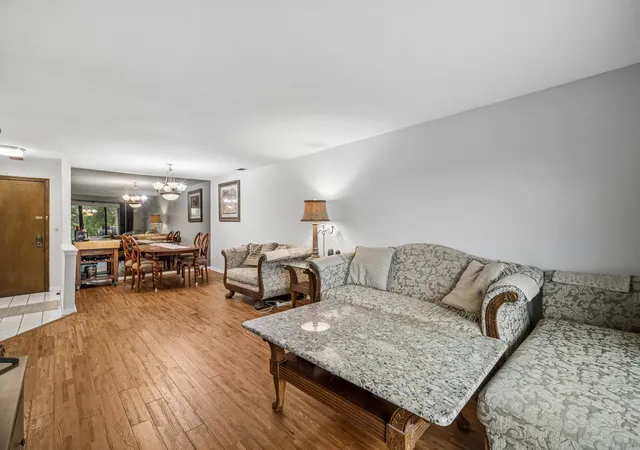 4th image of 250 W Parliament Pl, Mount Prospect, IL 60056