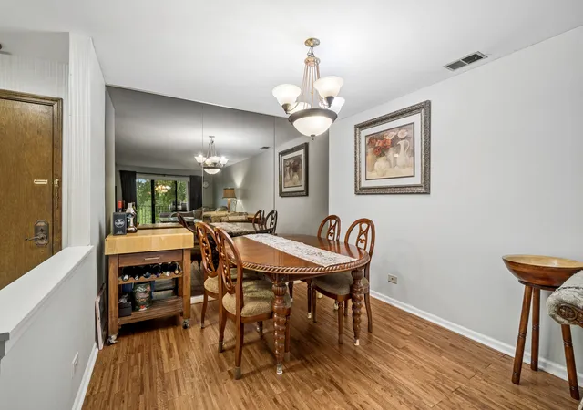 5th image of 250 W Parliament Pl, Mount Prospect, IL 60056