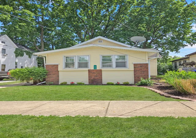 Homes for sale in Bloomington, IL | 536 W Grove St, Bloomington, IL 61701 | MLS# 12666858