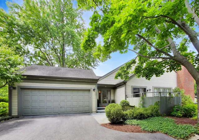 Homes for sale in Lake Bluff, IL | 32 Warrington Dr, Lake Bluff, IL 60044 | MLS# 12666871