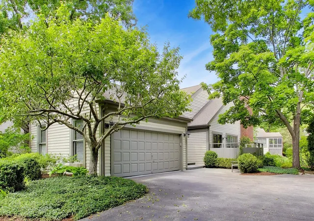 Homes for sale in Lake Bluff, IL | 32 Warrington Dr, Lake Bluff, IL 60044 | MLS# 12666871