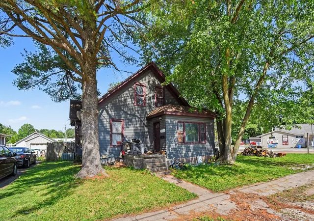 Photo 1 of Single family home for sale at 402 S Lafayette St, Jerseyville, IL 62052 | MLS# 12666880 | Listing updated on 2026-09-30