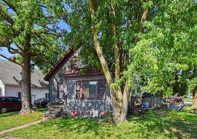 Photo 2 of Single family home for sale at 402 S Lafayette St, Jerseyville, IL 62052 | MLS# 12666880 | Listing updated on 2026-09-30