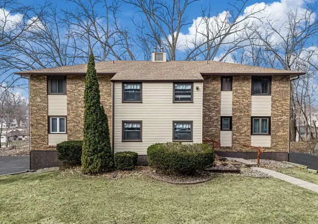 Homes for sale in Hampton, IL | 25 Cherry Hill Ct, Hampton, IL 61256 | MLS# 12666961