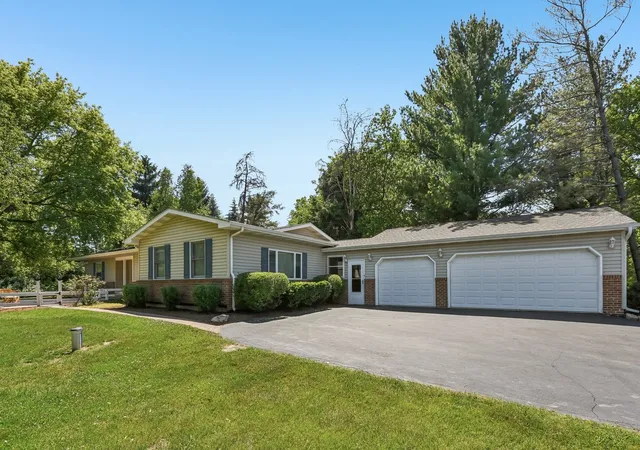 Homes for sale in Crystal Lake, IL | 6511 Sands Rd, Crystal Lake, IL 60014 | MLS# 12666998