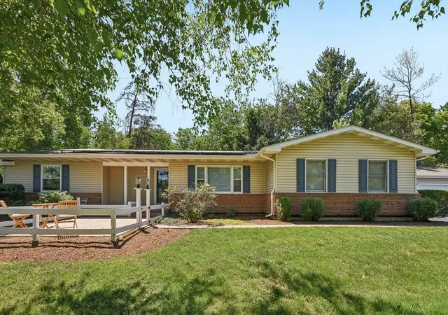 Homes for sale in Crystal Lake, IL | 6511 Sands Rd, Crystal Lake, IL 60014 | MLS# 12666998