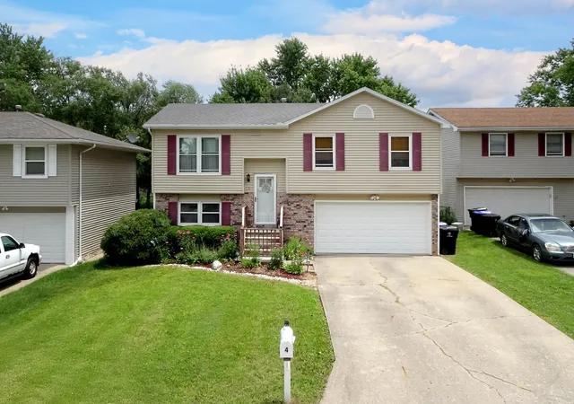 Homes for sale in Bloomington, IL | 4 Moonstone Ct, Bloomington, IL 61704 | MLS# 12667053