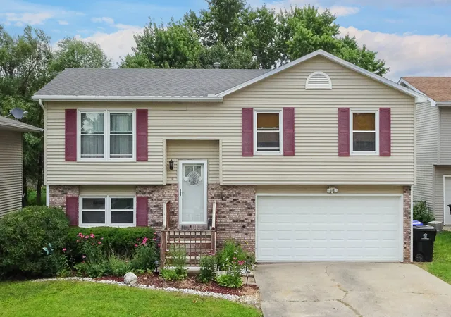 Homes for sale in Bloomington, IL | 4 Moonstone Ct, Bloomington, IL 61704 | MLS# 12667053