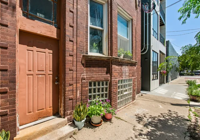 2nd image of 1630 W Melrose St, Chicago, IL 60657 | MLS# 12667107