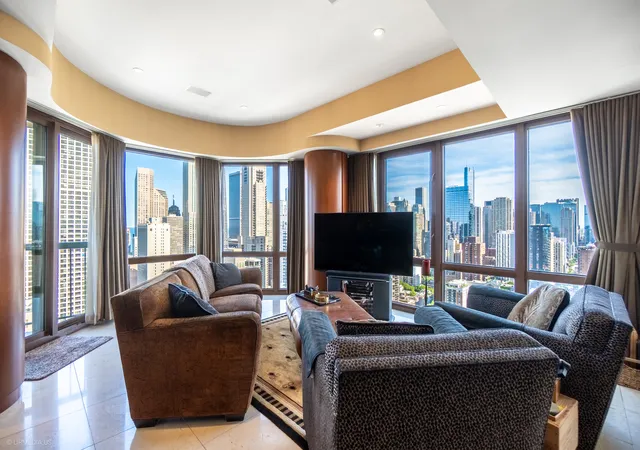 3rd image of 111 W Maple St, Chicago, IL 60610