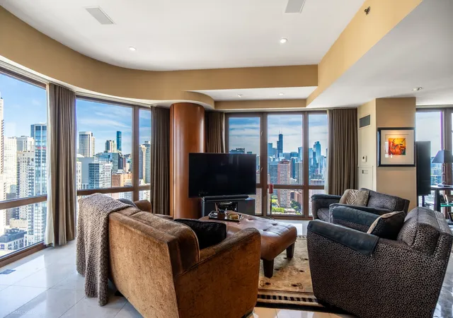 4th image of 111 W Maple St, Chicago, IL 60610
