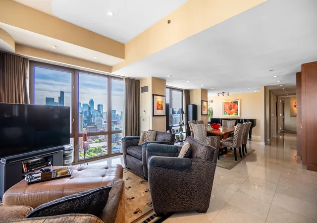5th image of 111 W Maple St, Chicago, IL 60610