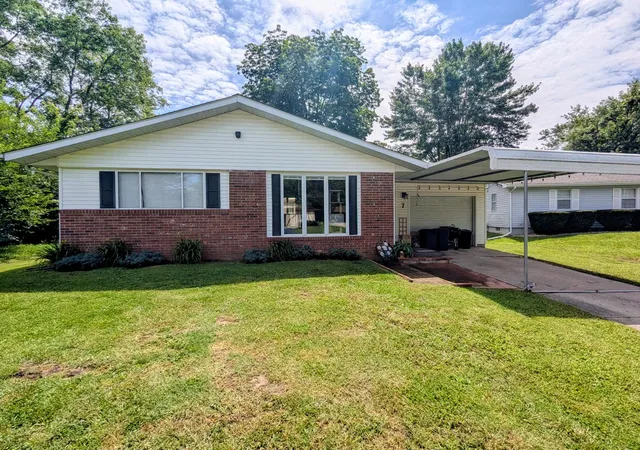 Homes for sale in Murphysboro, IL | 7 Wedgewood Ct, Murphysboro, IL 62966 | MLS# 12667212