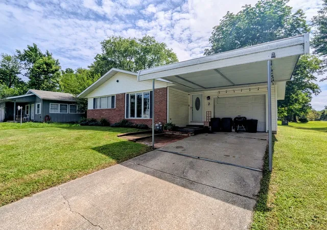 Homes for sale in Murphysboro, IL | 7 Wedgewood Ct, Murphysboro, IL 62966 | MLS# 12667212