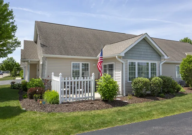 Homes for sale in Sycamore, IL | 2035 Somerset Ln, Sycamore, IL 60178