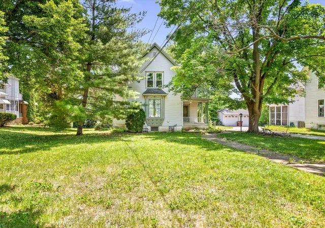 Photo 2 of Single family home for sale at 927 E Lincoln Ave, Belvidere, IL 61008 | MLS# 12667230 | Listing updated on 2026-10-02