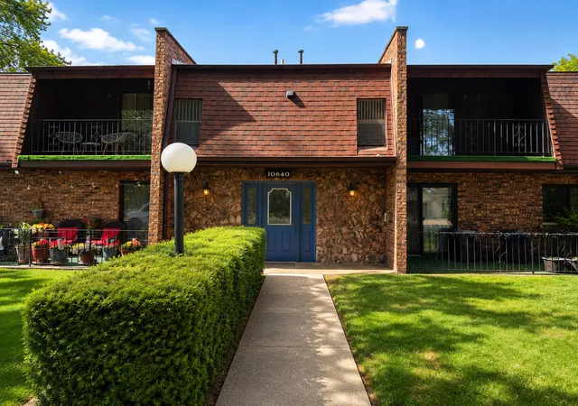 Homes for sale in Palos Hills, IL | 10640 S Brooklodge Ln #2B, Palos Hills, IL 60465 | MLS# 12667296