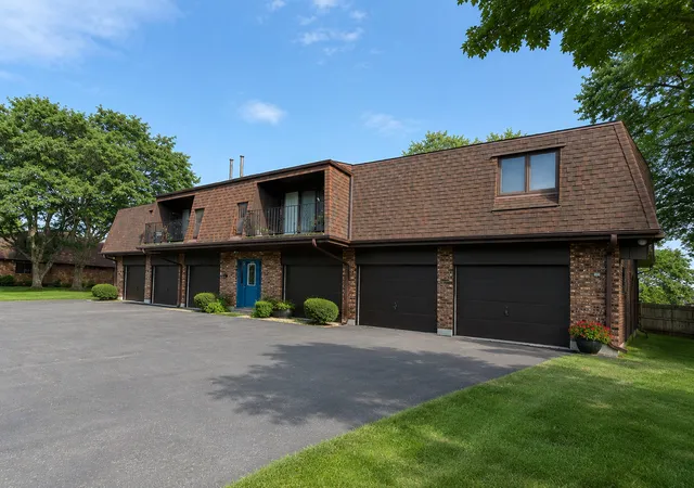 Homes for sale in Palos Hills, IL | 10640 S Brooklodge Ln #2B, Palos Hills, IL 60465 | MLS# 12667296