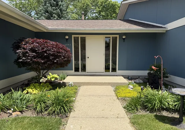 Homes for sale in Mc Henry, IL | 4904 W Oakwood Dr #A, Mc Henry, IL 60050 | MLS# 12667315