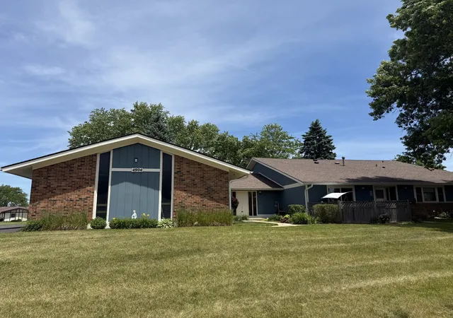 Homes for sale in Mc Henry, IL | 4904 W Oakwood Drive, Mc Henry, IL 60050 | Houzeo