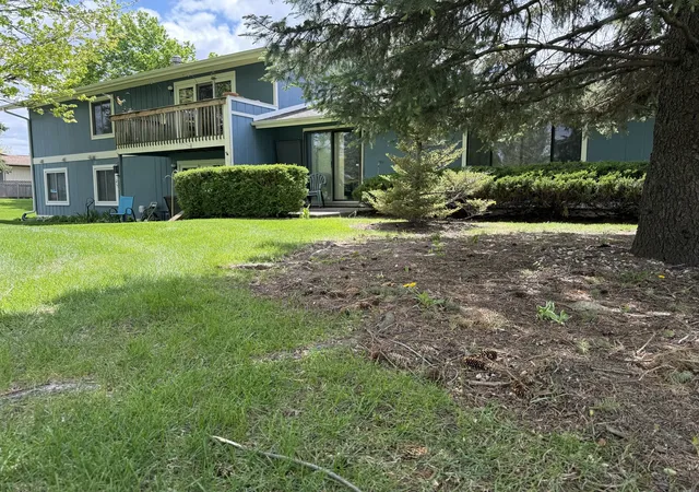 Homes for sale in Mc Henry, IL | 4904 W Oakwood Dr #A, Mc Henry, IL 60050 | MLS# 12667315