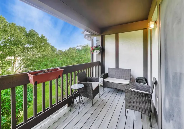 2nd image of 306 Carriage Wy, Bloomingdale, IL 60108