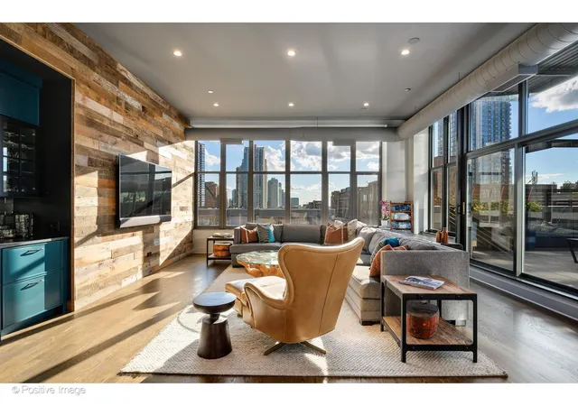 Homes for sale in Chicago, IL | 333 W Hubbard St #701, Chicago, IL 60654 | MLS# 12667560